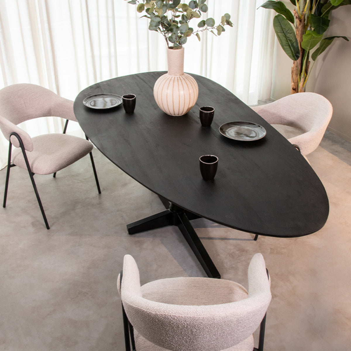 Label51 - Table à manger Rosie - Bois de manguier - Noir - 180 x 100 x 76 cm