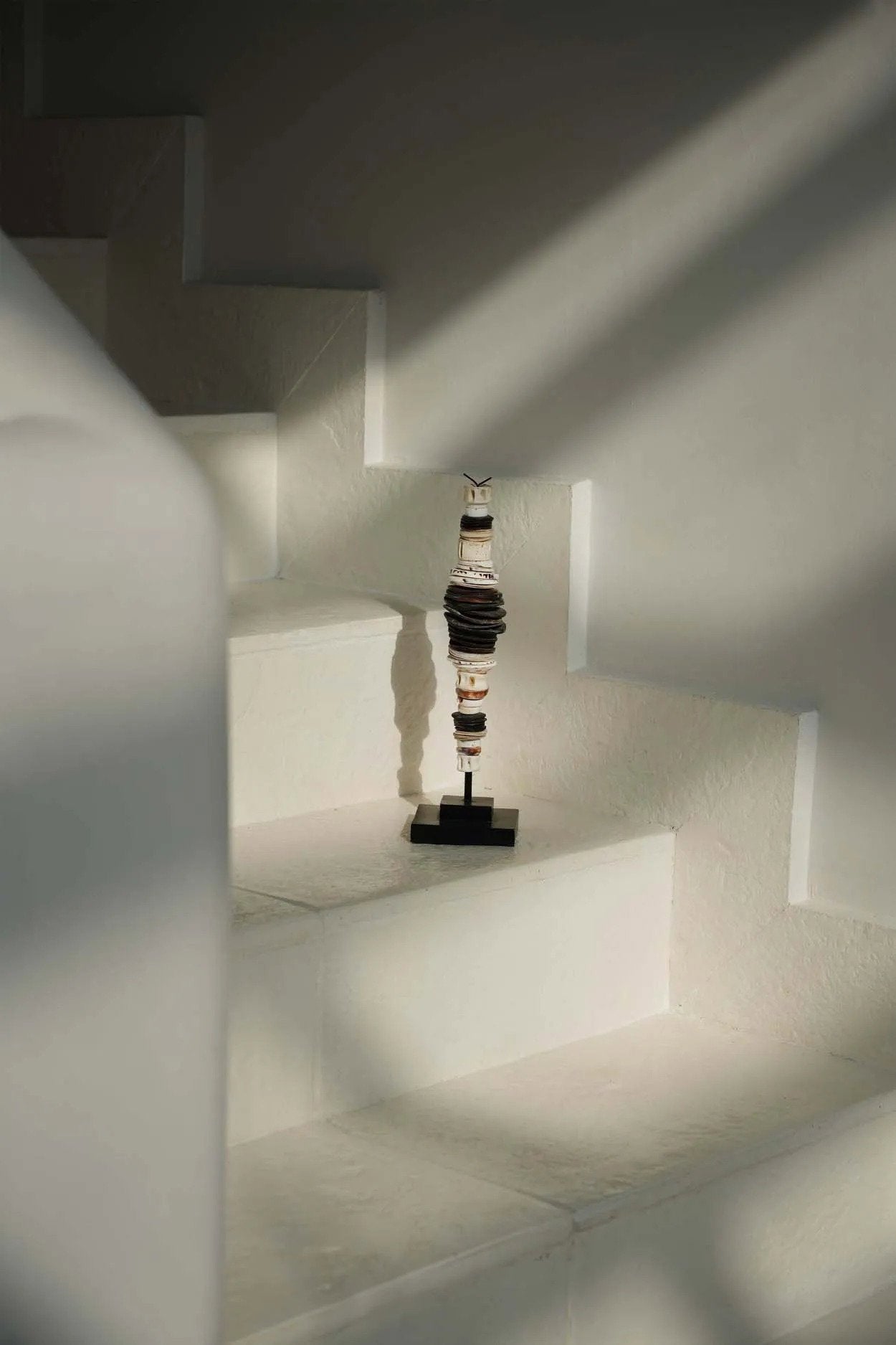 BB - Beeld Geldschelp op standaard - Zwart Wit - S