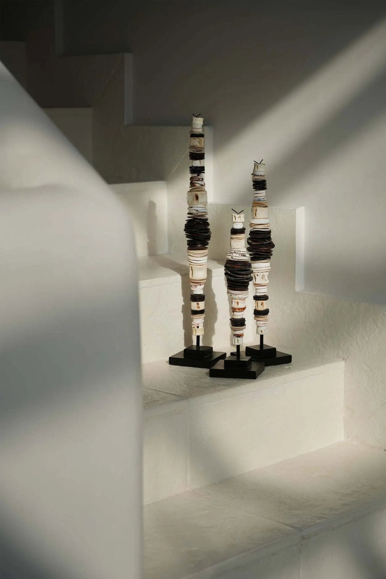 BB - Beeld Geldschelp op standaard - Zwart Wit - M