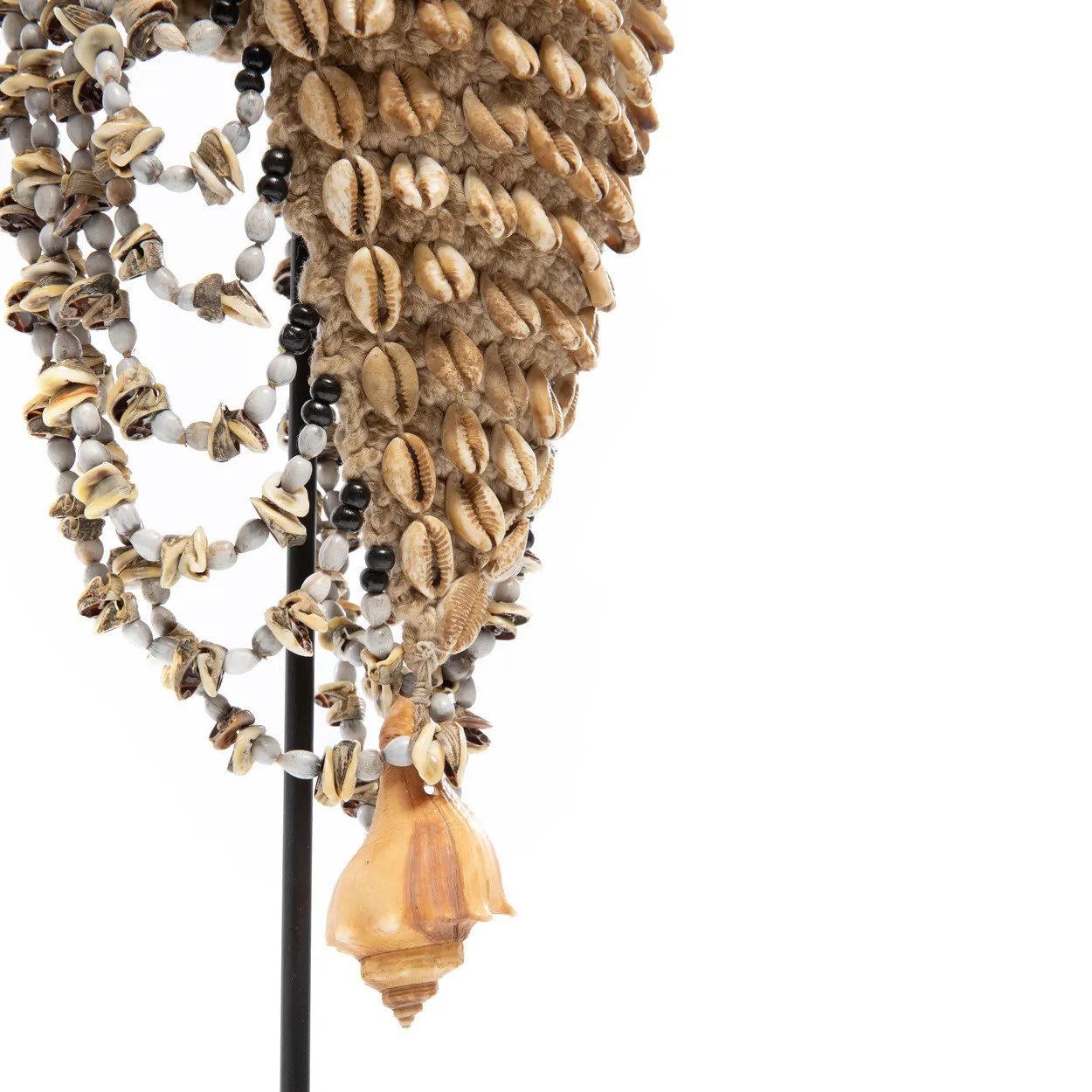 BB - Beeld Shell Hat op standaard - Natuurlook zwart