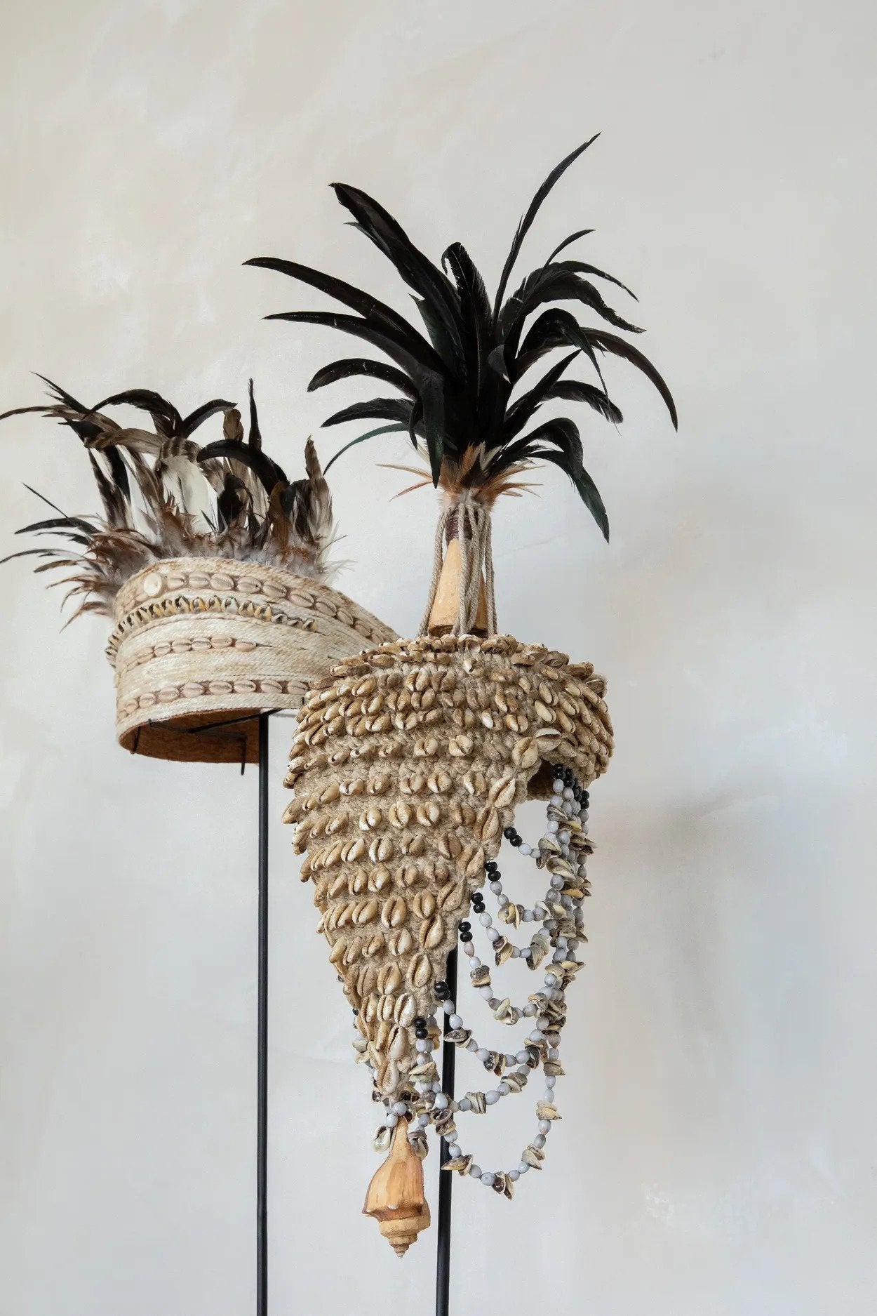 BB - Beeld Shell Hat op standaard - Natuurlook zwart
