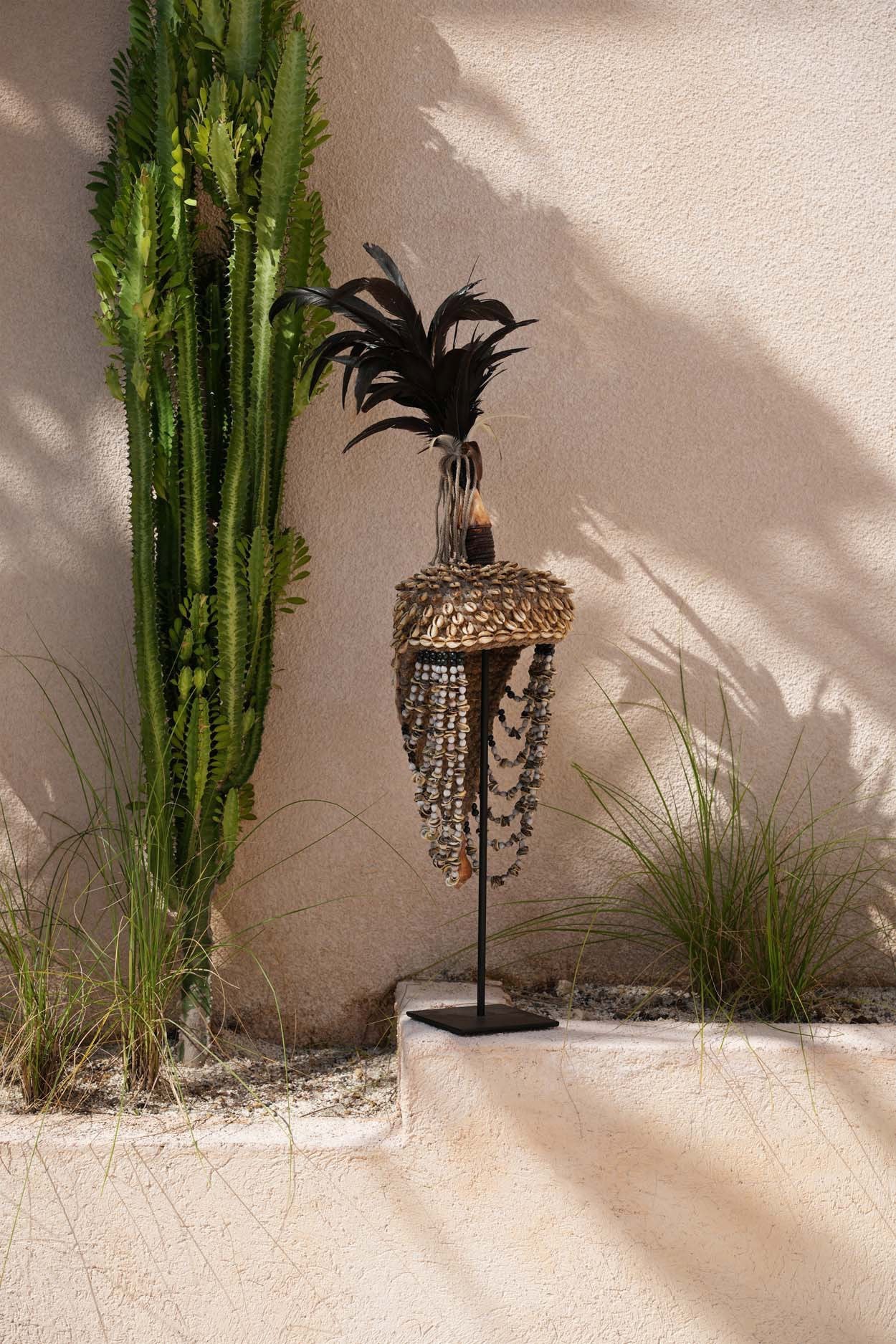 BB - Beeld Shell Hat op standaard - Natuurlook zwart