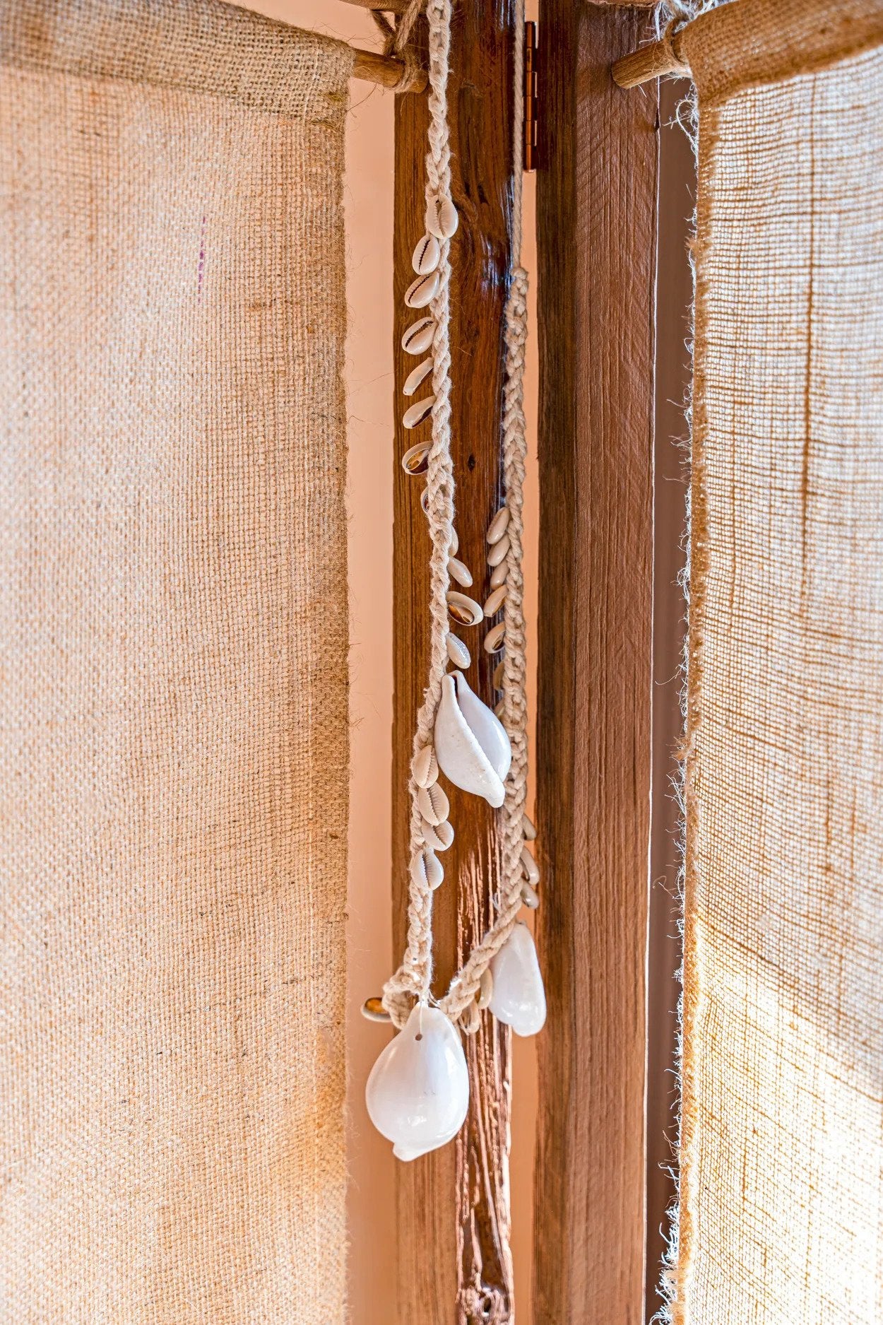 BB - Decoratie grote witte kauri schelp ketting