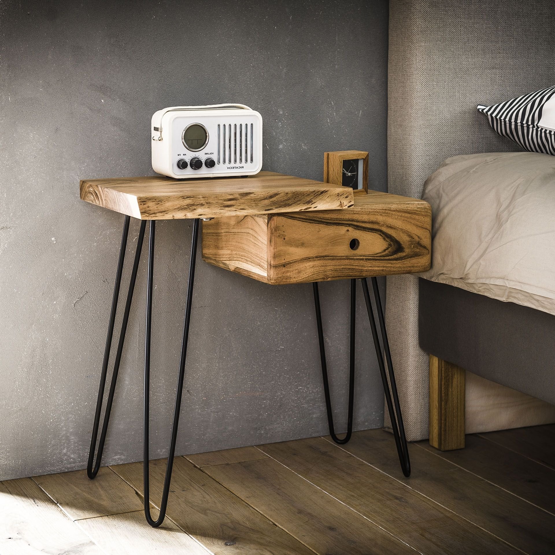 Image of Nachtkastje in massief acacia hout LINKS. Met tablet rechts en laden links om <br>uw favoriete spullen op te bergen. Past perfect in uw sla...