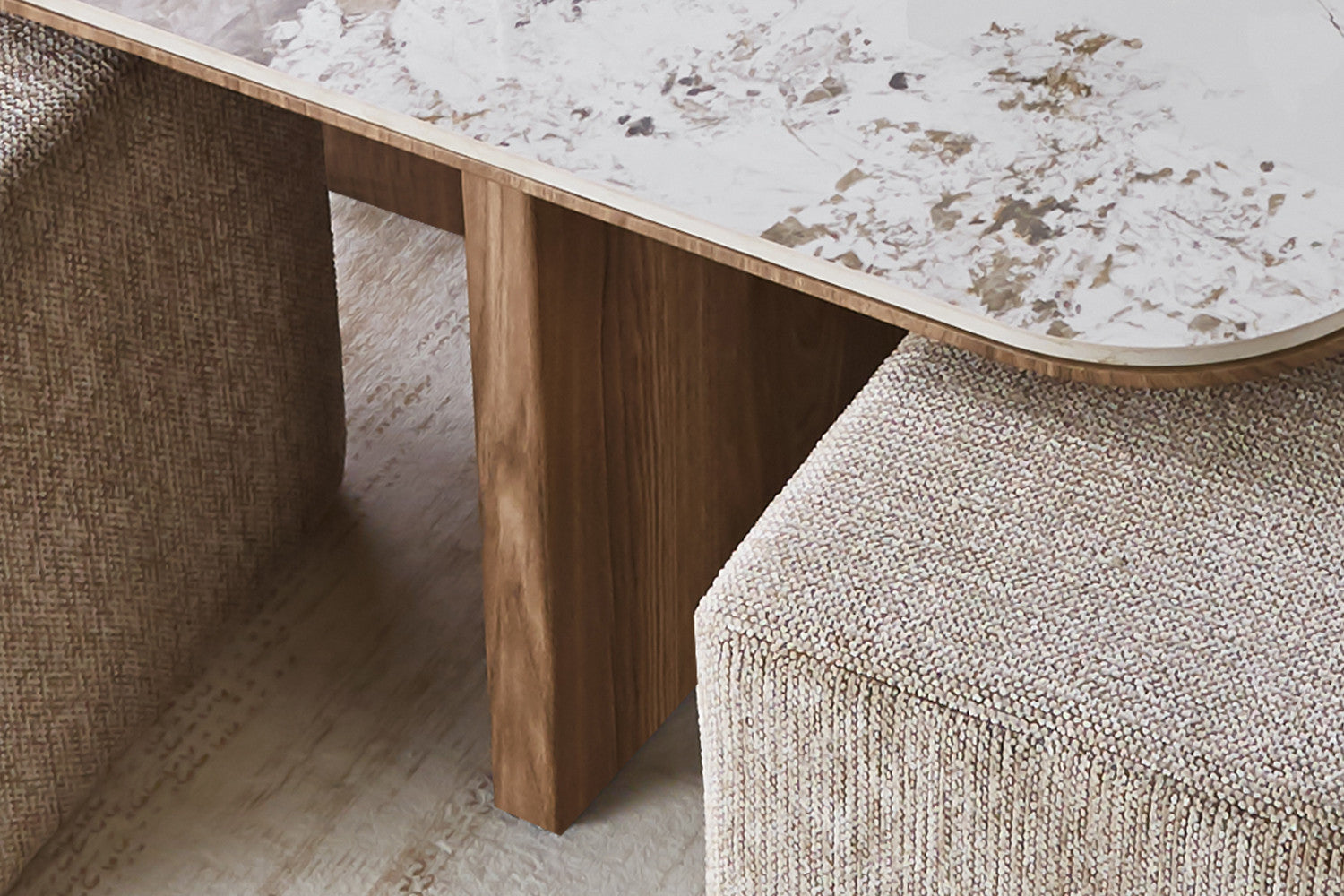 NIEUW - Salontafel 'Evora' met 4 poefs, stof 'Glanzend Steen Pandora', goudbruin