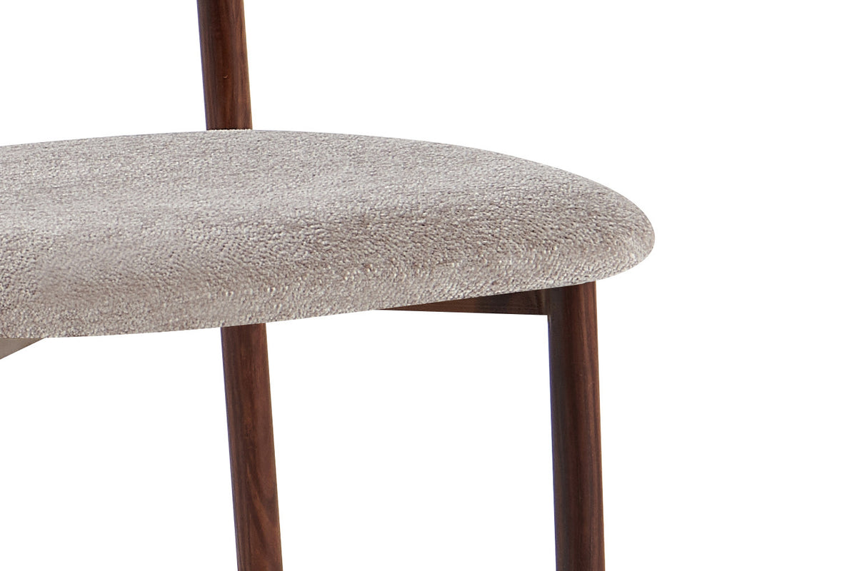NIEUW - Stoel 'Coco' Walnoot - Stof Fabb Raven 30 Zand