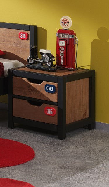 De ALEX-combinatie bestaat uit een bed (90 x 200 cm), een nachttafel, een uitschuifbed, een bureau, een 3-deurs kledingkast, een boekenkast en een kommode met 3 laden.