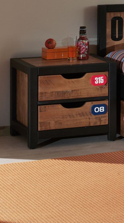 De ALEX-combinatie bestaat uit een bed (90 x 200 cm), een nachttafel, een uitschuifbed, een bureau, een 3-deurs kledingkast, een boekenkast en een kommode met 3 laden.