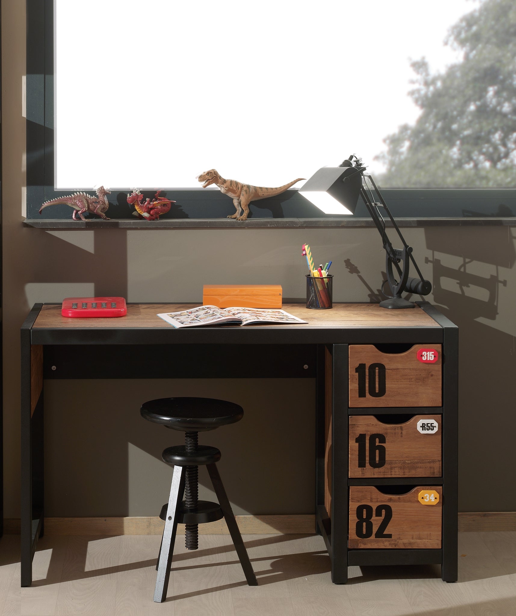 De ALEX-combinatie bestaat uit een bed (90 x 200 cm), een nachttafel, een uitschuifbed, een bureau, een 3-deurs kledingkast, een boekenkast en een kommode met 3 laden.