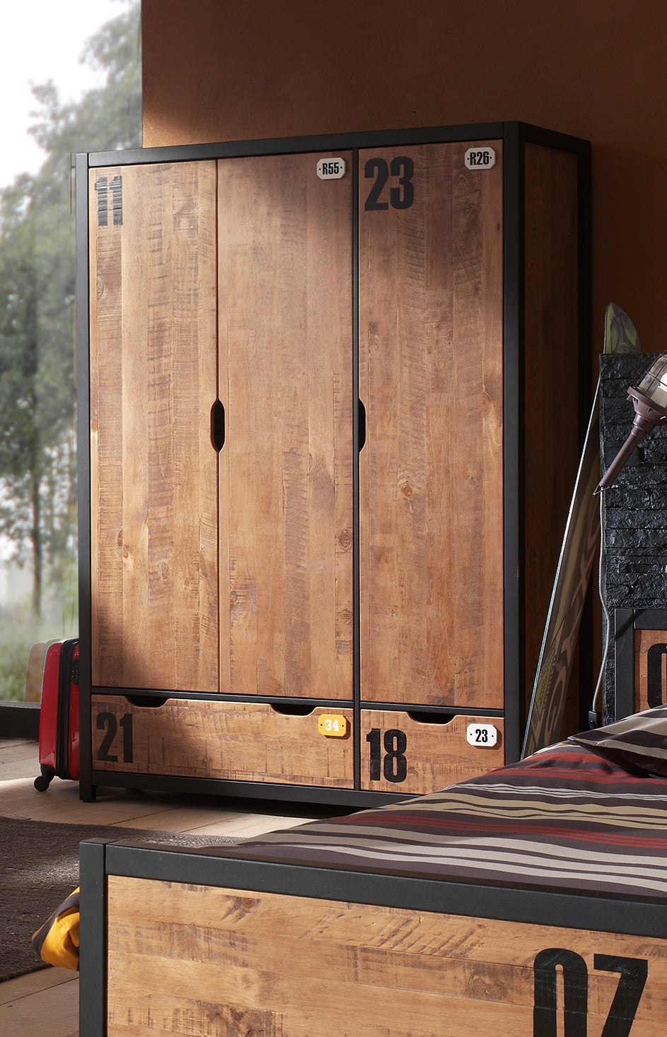 De ALEX-combinatie bestaat uit een bed (90 x 200 cm), een nachttafel, een uitschuifbed, een bureau, een 3-deurs kledingkast, een boekenkast en een kommode met 3 laden.