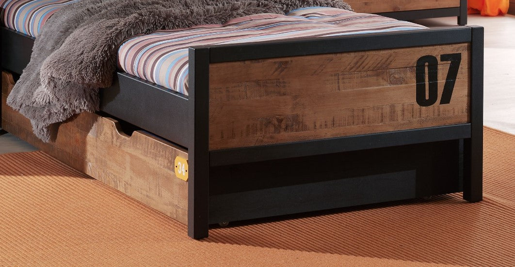 De ALEX-combinatie bestaat uit een bed 90x200 cm, een lattenbodem, een rolbed en een nachttafel.