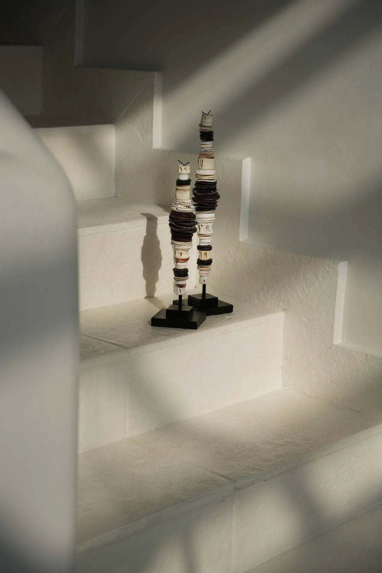 BB - Beeld Geldschelp op standaard - Zwart Wit - M