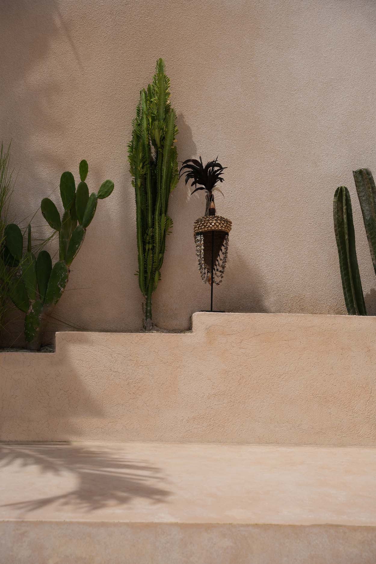 BB - Beeld Shell Hat op standaard - Natuurlook zwart