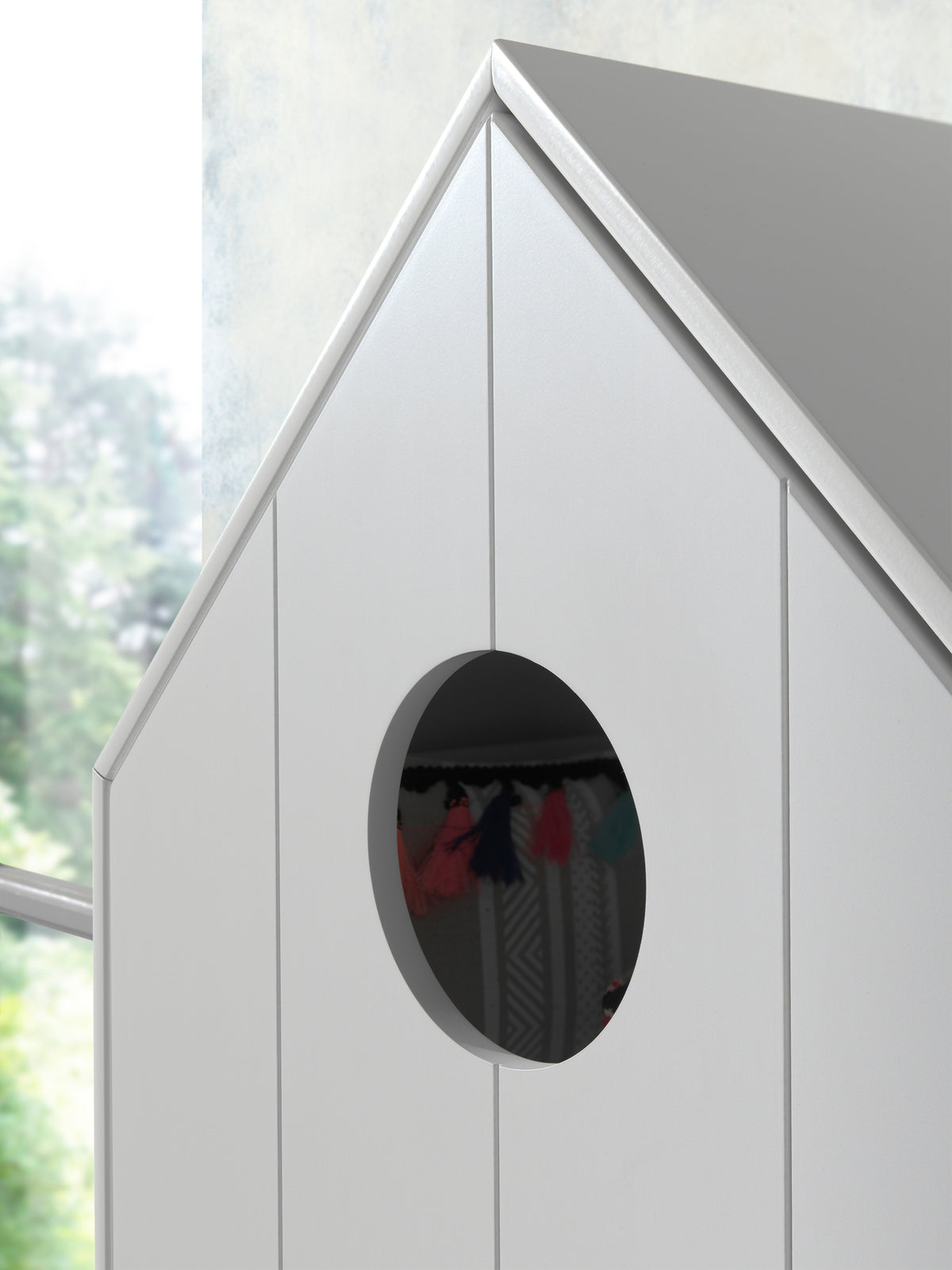 Deze CASAMI combinatie bestaat uit 2 kasten: 1 kastje met witte deur en 1 open kast.