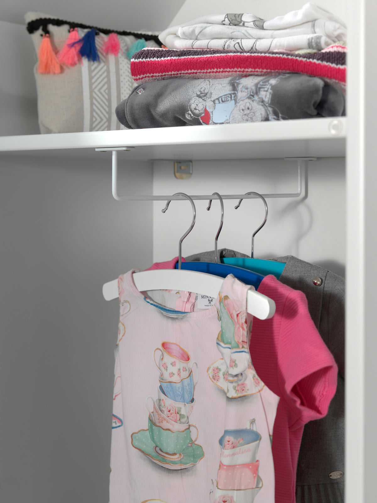 Deze CASAMI-combinatie bestaat uit 3 kasten: 2 kastjes, één met een witte deur en één met een mintgroene deur, en 1 open kast.