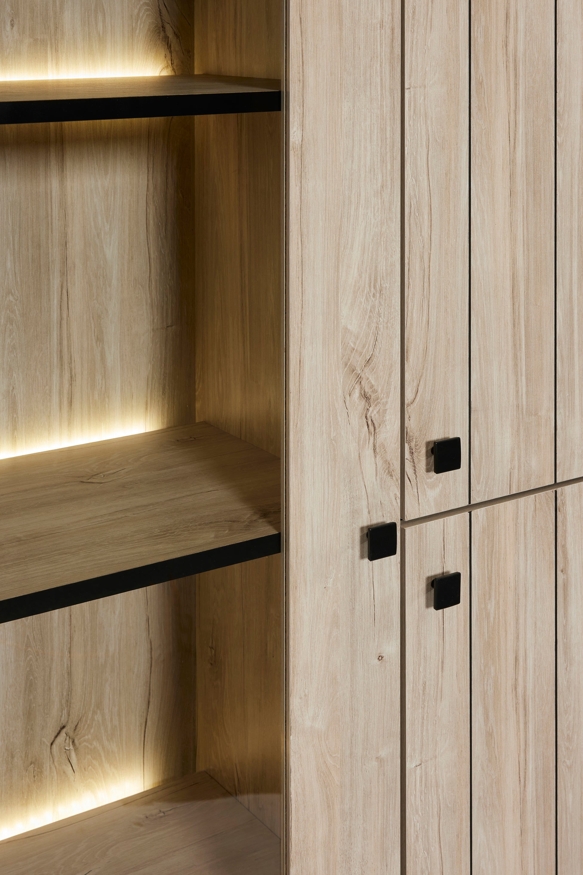 GBO - Vitrine Tommy - Beach oak - 124x180x48cm