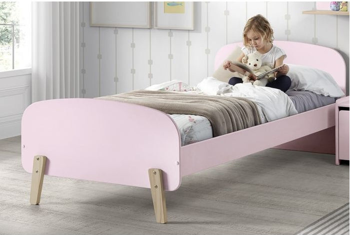 Deze KIDDY combinatie in roze bestaat uit een bed (90x200), nachtkastje en speelkoffer.