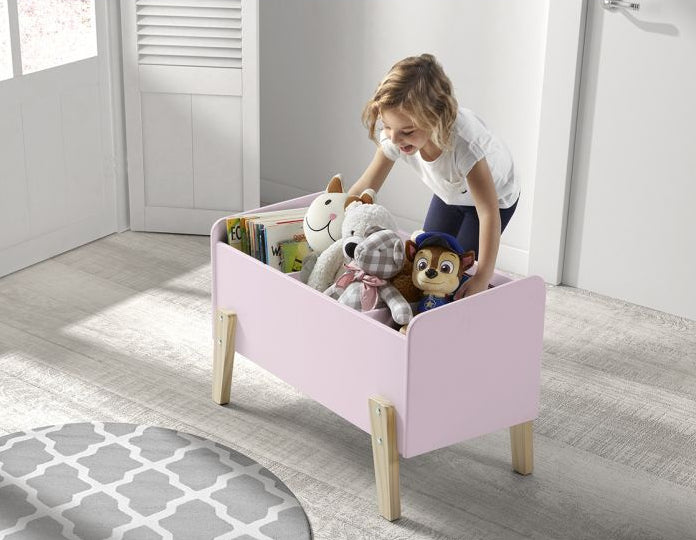 Deze KIDDY combinatie in roze bestaat uit een bed (90x200), nachtkastje en speelkoffer.