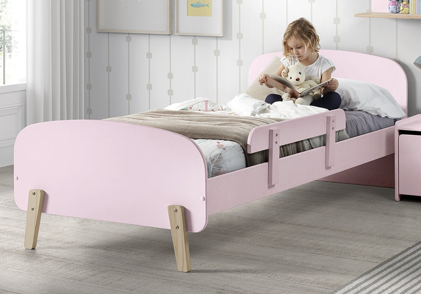 Deze KIDDY-combinatie in roze bestaat uit een bed (90x200) en bijbehorende uitvalbeveiliging.