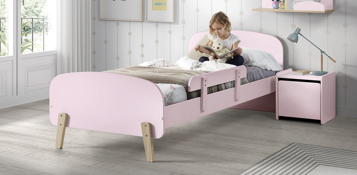 Cette combinaison KIDDY en rose se compose d'un lit (90x200) avec table de chevet et barrière de sécurité.