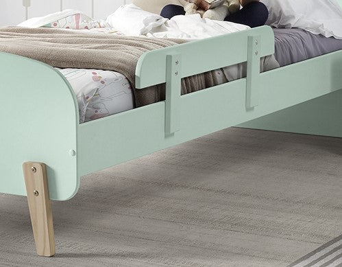 Deze KIDDY combinatie in mintgroen bestaat uit een bed (90x200) met nachtkastje, uitvalbeveiliging en speelkoffer