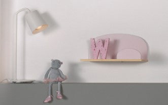 Deze KIDDY combinatie in roze bestaat uit een bed (90x200) met nachtkastje en 2 hangplankjes (45 en 65 cm).
