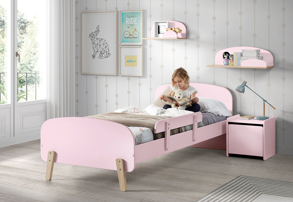 Deze KIDDY combinatie in roze bestaat uit een bed (90x200) met nachtkastje, 2 hangplankjes (45 en 65 cm) en een uitvalbeveiliging.
