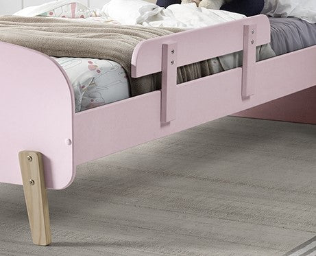 Deze KIDDY combinatie in roze bestaat uit een bed (90x200) met nachtkastje, 2 hangplankjes (45 en 65 cm) en een uitvalbeveiliging.