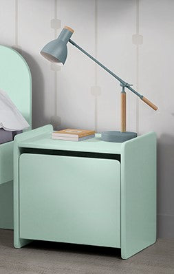 Deze KIDDY combinatie in mintgroen bestaat uit een bed (90x200) met nachtkastje, 2 hangplankjes (45 en 65 cm) en een speelkoffer.