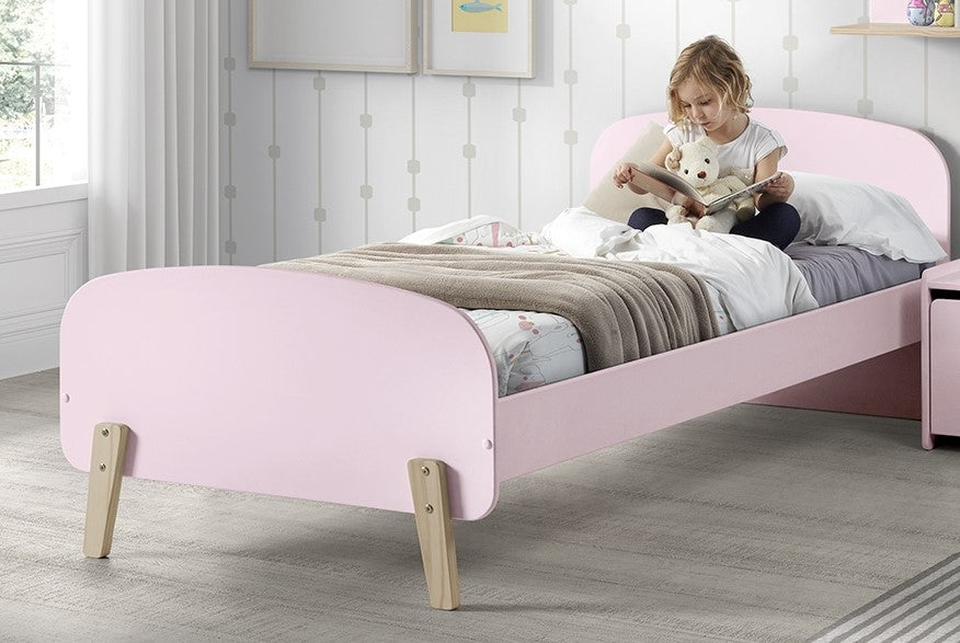 Deze KIDDY combinatie in roze bestaat uit een bed (90x200) met nachtkastje, 2 hangplankjes (45 en 65 cm), uitvalbeveiliging en speelkoffer.