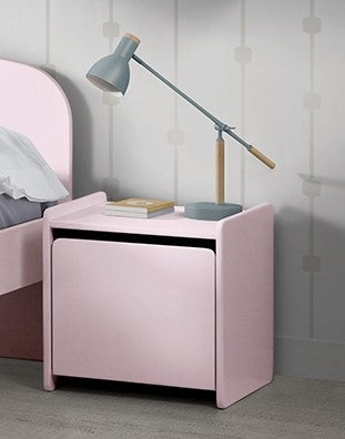 Deze KIDDY combinatie in roze bestaat uit een bed (90x200) met nachtkastje, 2 hangplankjes (45 en 65 cm), uitvalbeveiliging en speelkoffer.
