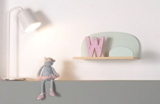 Deze KIDDY combinatie in mintgroen bestaat uit een bed (90x200) met nachtkastje, 2 hangplankjes (45 en 65 cm), uitvalbeveiliging en speelkoffer.