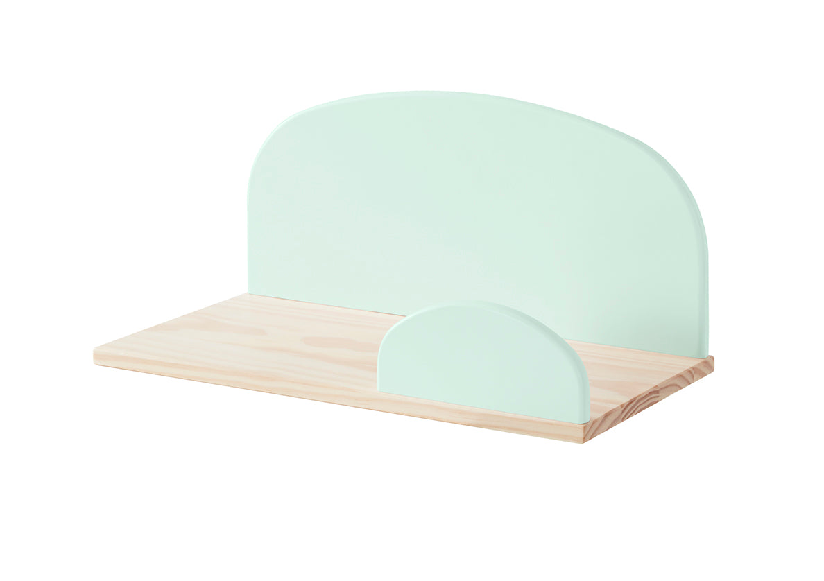 Deze KIDDY combinatie in mintgroen bestaat uit een bed (90x200) met nachtkastje, 2 hangplankjes (45 en 65 cm), uitvalbeveiliging en speelkoffer.