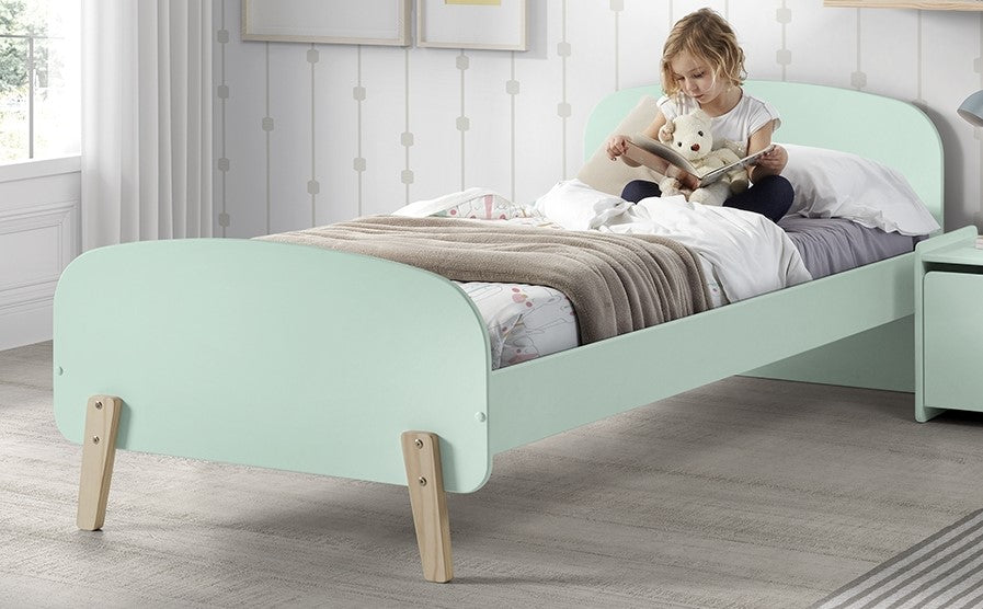 Deze KIDDY combinatie in mintgroen bestaat uit een bed (90x200) met nachtkastje, 2 hangplankjes (45 en 65 cm), uitvalbeveiliging en speelkoffer.