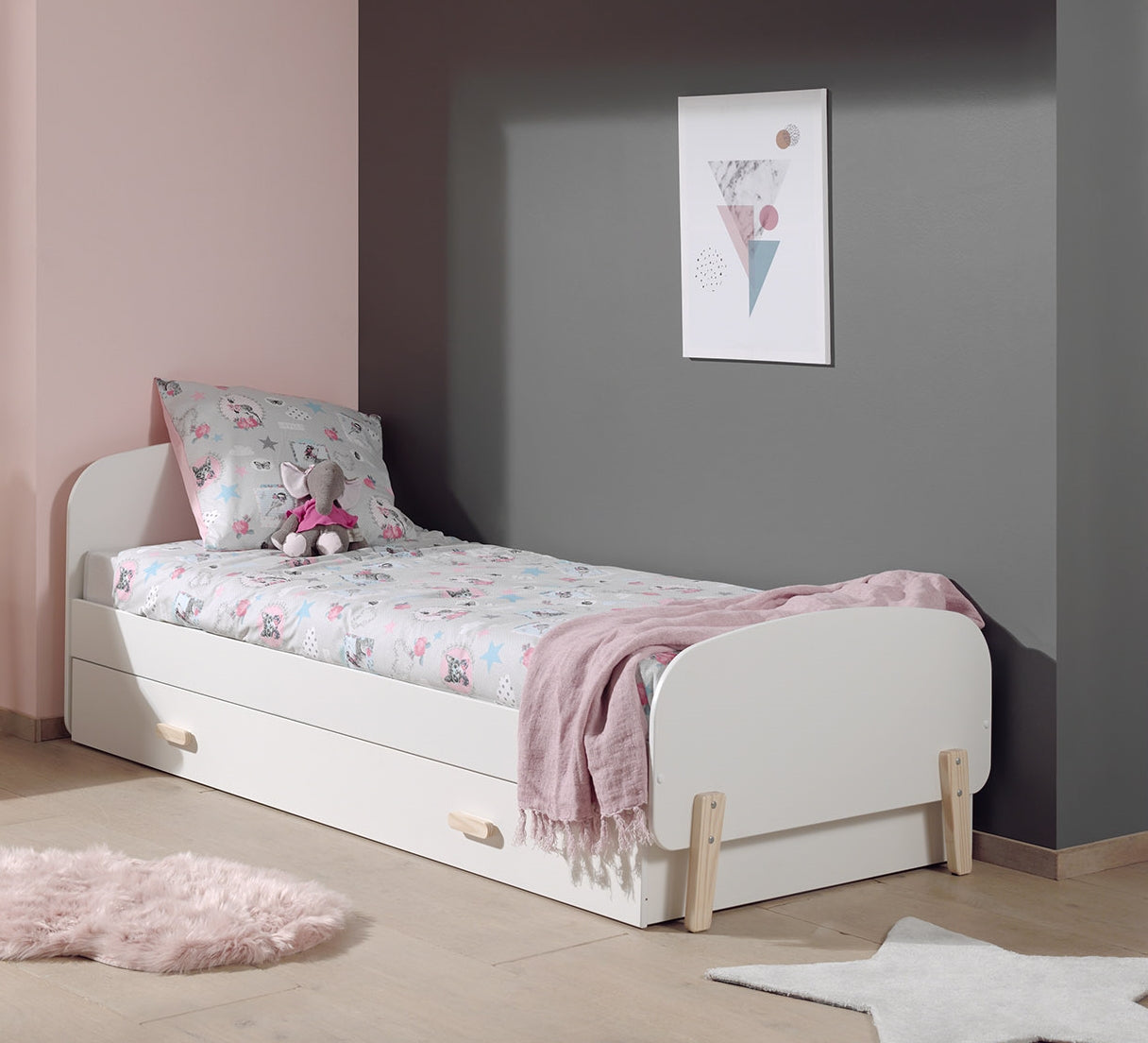 Deze KIDDY-combinatie in het wit bestaat uit een bed (90 x 200 cm) en een bijbehorend rolbed.