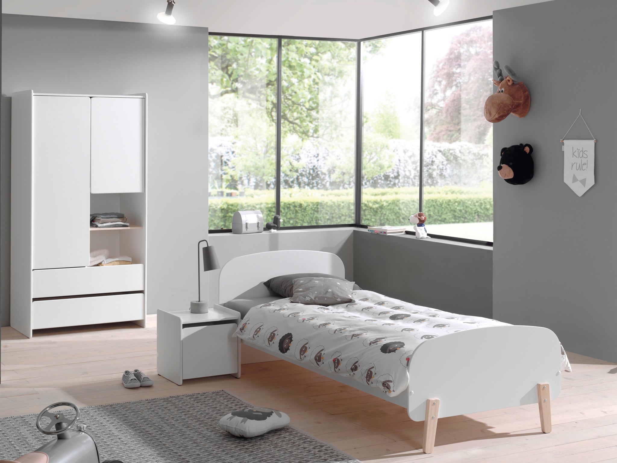 Deze KIDDY-combinatie in wit bestaat uit een bed (90 x 200 cm) met nachtkastje en 2-deurs kledingkast.