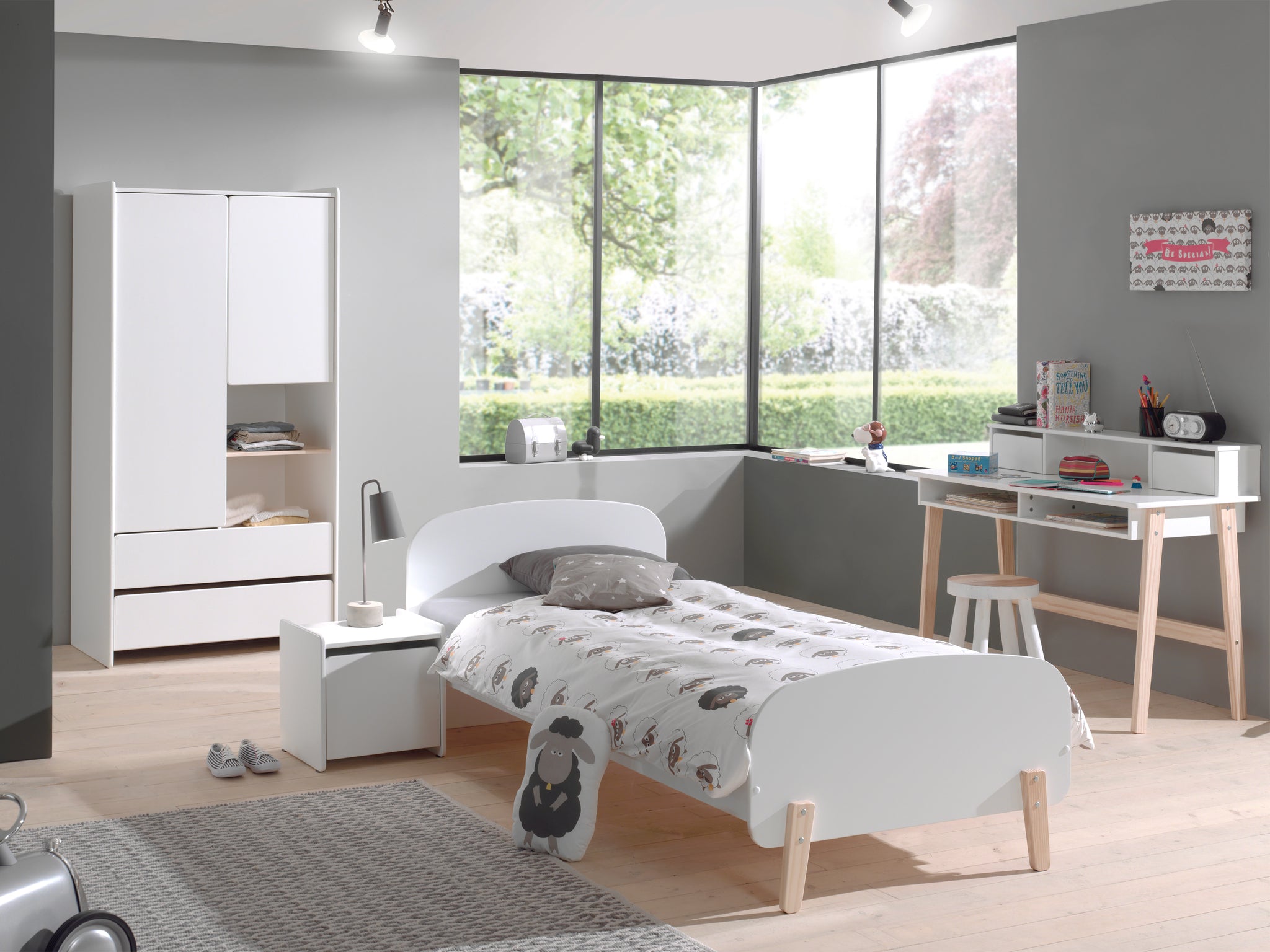 Deze KIDDY combinatie in wit bestaat uit een bed (90x200) met nachtkastje, 2-deurs kleerkast en bureau.