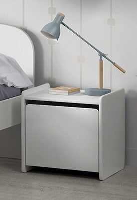 Deze KIDDY combinatie in wit bestaat uit een bed (90x200) met nachtkastje, 2-deurs kleerkast, bureau en boekenkast.