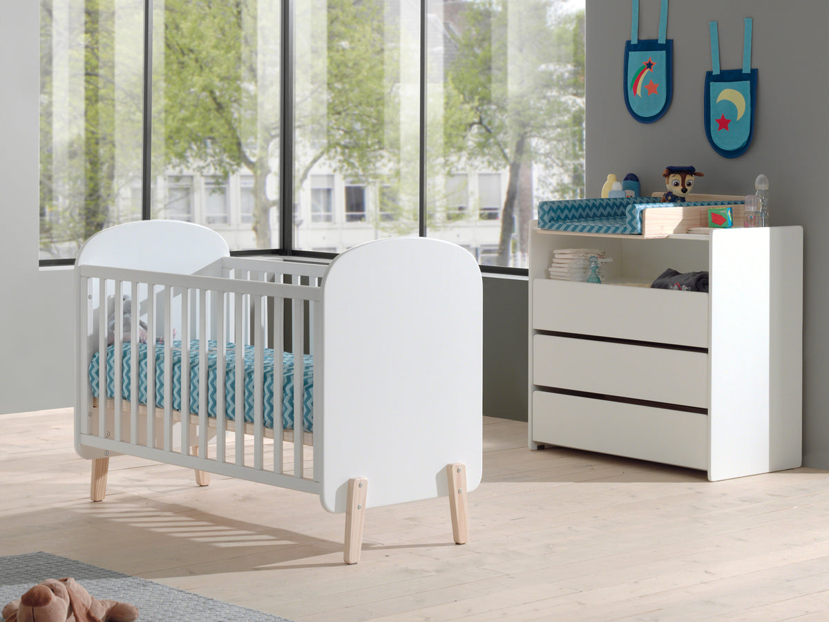 Deze KIDDY-combinatie in wit bestaat uit een babybed (60 x 120 cm) met commode en bijpassende luierplank.