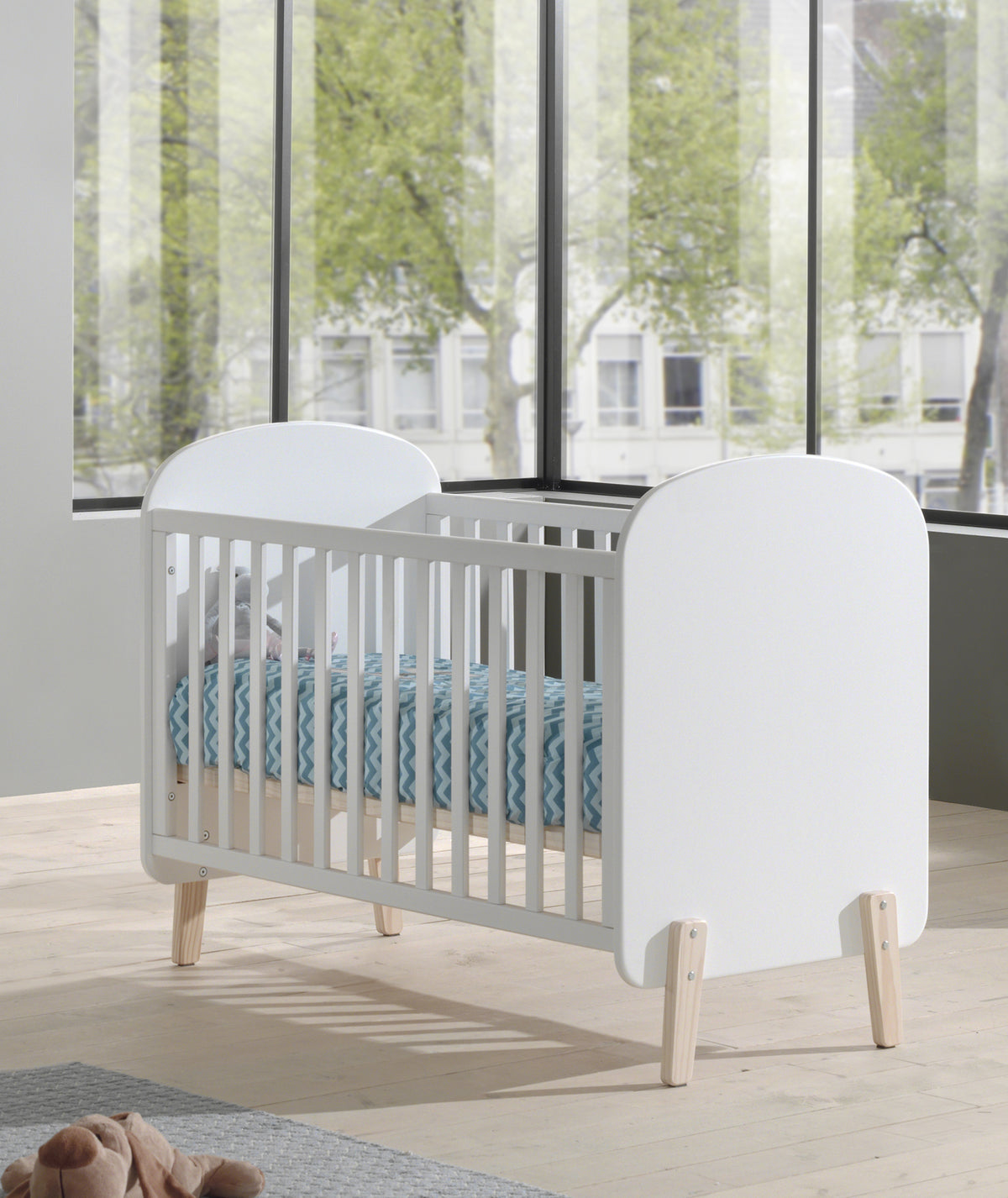 Deze KIDDY-combinatie in wit bestaat uit een babybed (60 x 120 cm) met commode en bijpassende luierplank.
