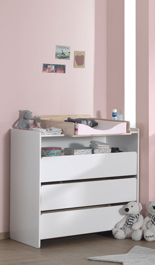 Deze KIDDY-combinatie in wit bestaat uit een babybed (60 x 120 cm) met commode en bijpassende luierplank.