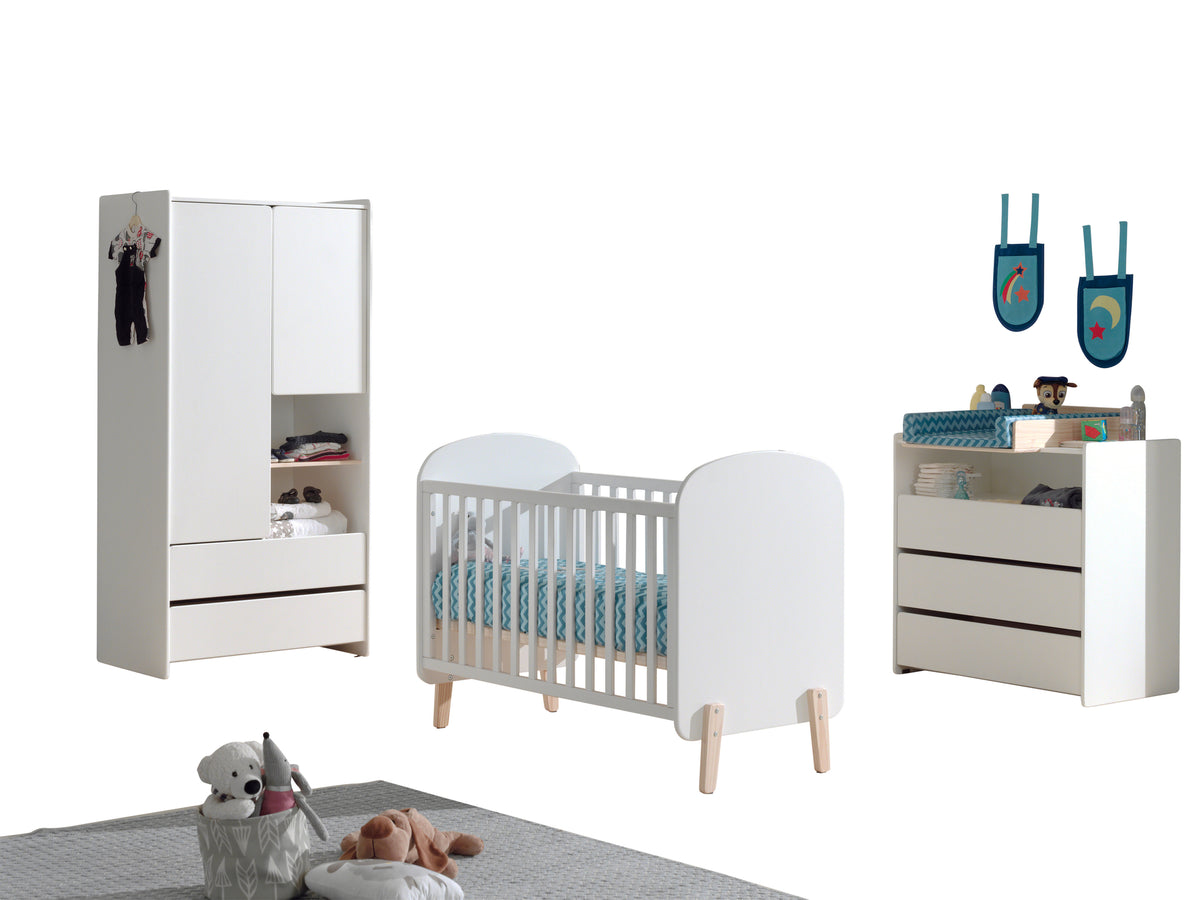 Deze KIDDY-combinatie in wit bestaat uit een babybed (60 x 120), een commode met bijhorende luierplank en een 2-deurs kleerkast.