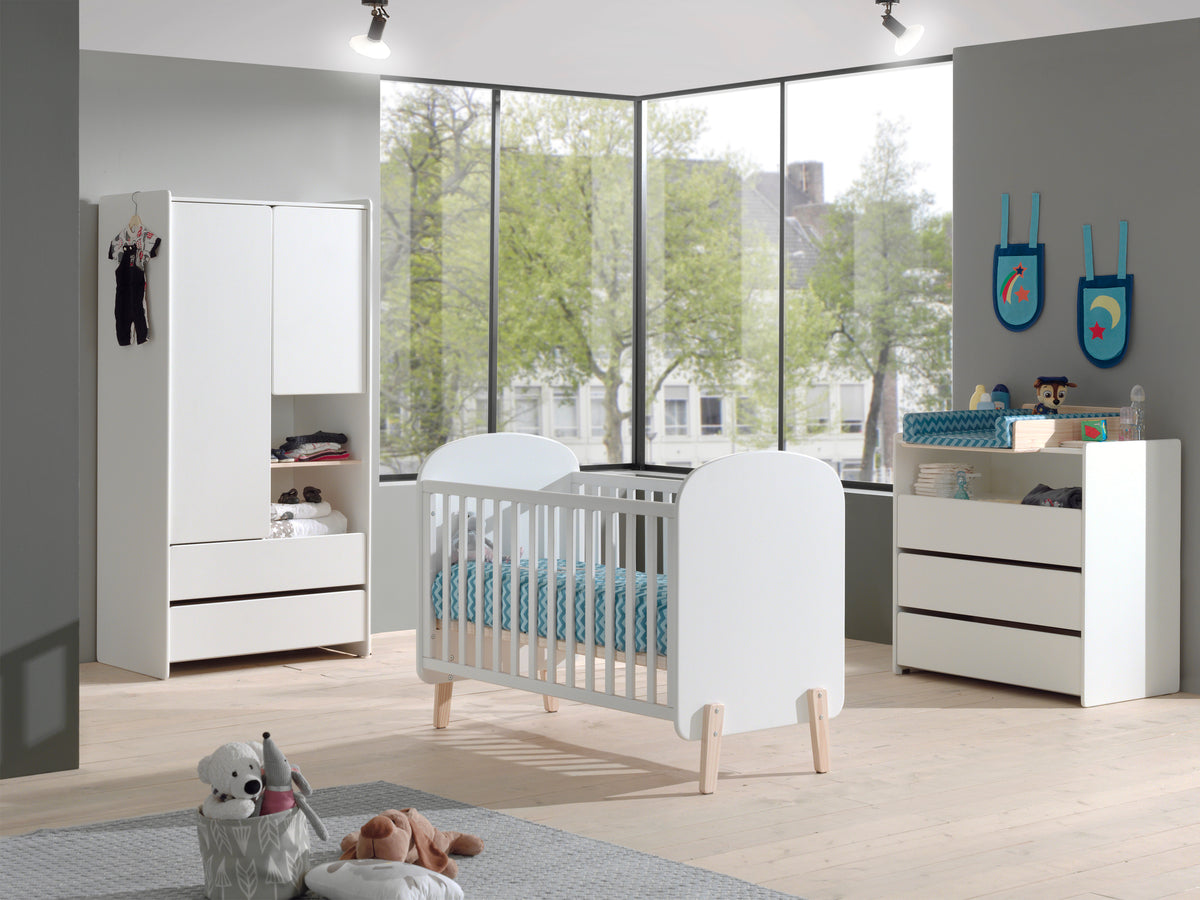 Deze KIDDY-combinatie in wit bestaat uit een babybed (60 x 120), een commode met bijhorende luierplank en een 2-deurs kleerkast.