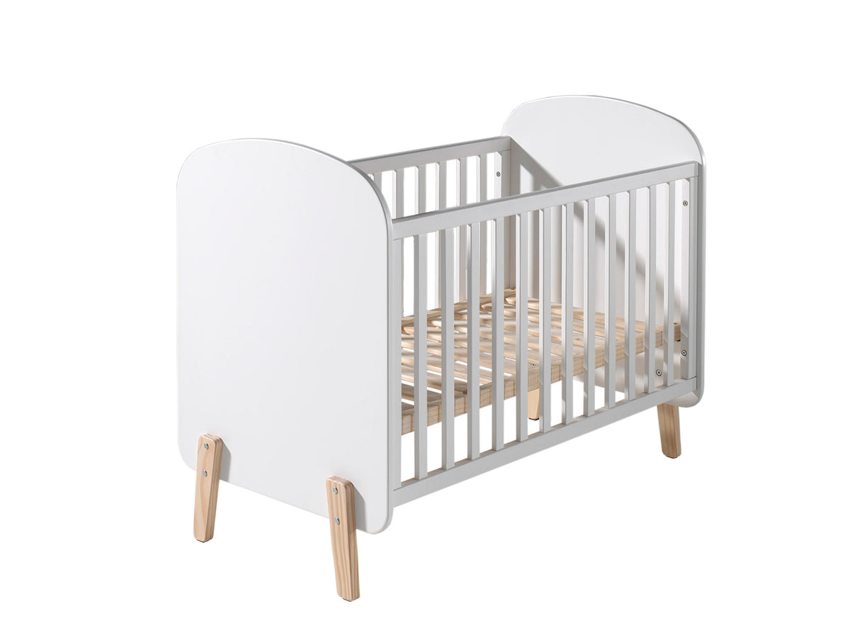 Deze KIDDY-combinatie in wit bestaat uit een babybed (60 x 120), een commode met bijhorende luierplank en een 2-deurs kleerkast.
