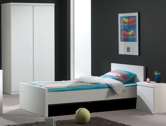 Deze LARA combinatie in wit bestaat uit een bed (90x200) met bijhorend nachtkastje en 2-deurs kleerkast.