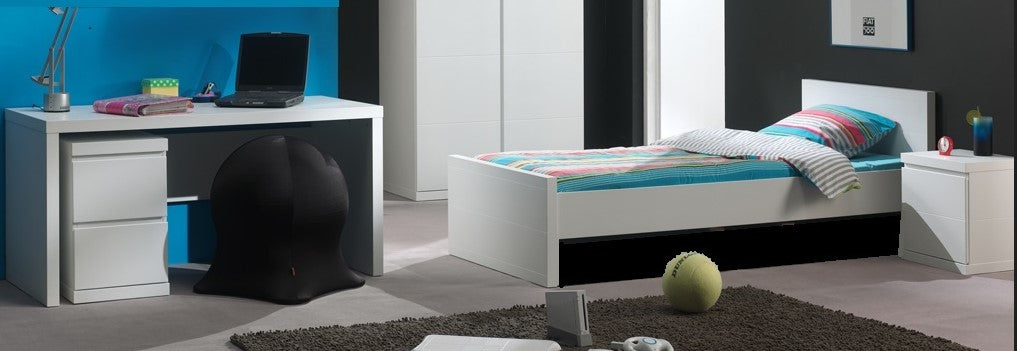 Deze LARA-combinatie in wit bestaat uit een bed (90 x 200 cm) met bijbehorend nachtkastje, een 2-deurs kleerkast en een bureau.