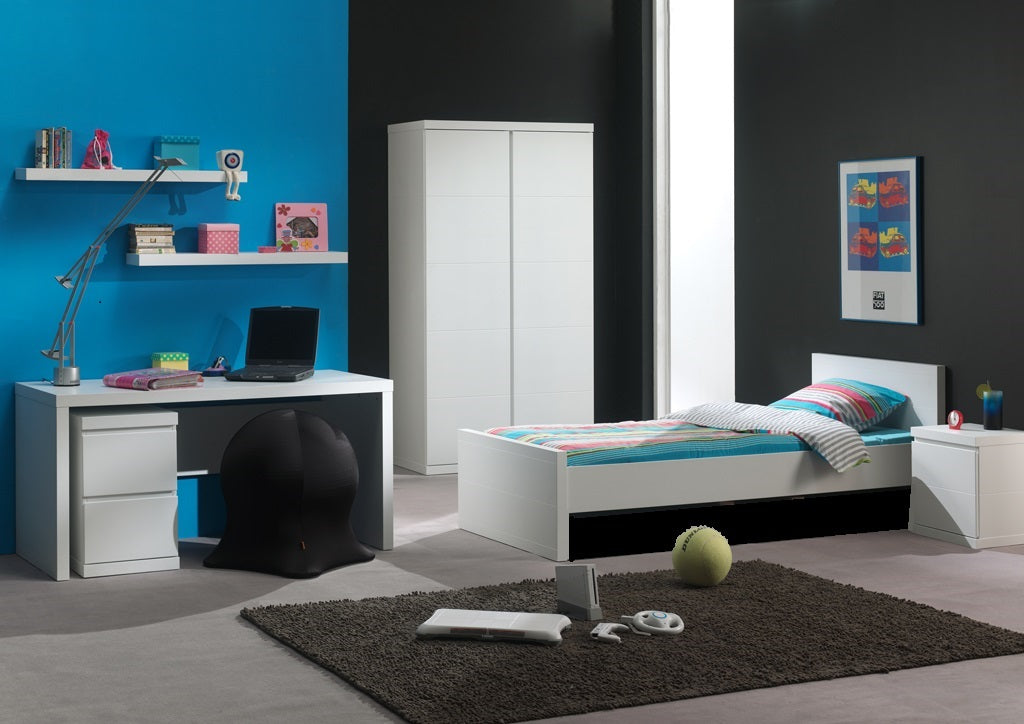 Deze LARA-combinatie in wit bestaat uit een bed (90x200) met bijbehorend nachtkastje, 2-deurs kledingkast, bureau en 2 hangplankjes.