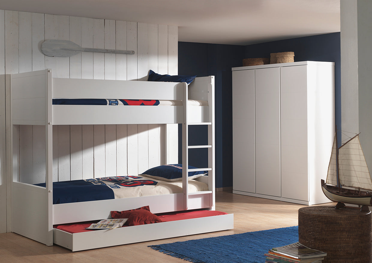 Deze LARA combinatie in wit bestaat uit een stapelbed (90x200) met bijhorend rolbed en 3-deurs kleerkast.