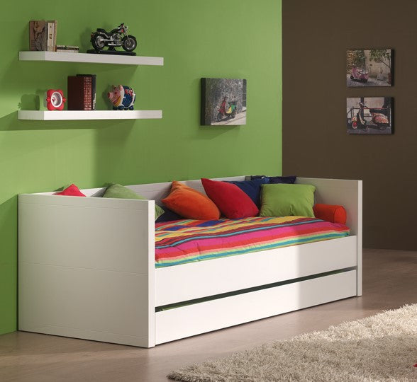 Deze LARA-combinatie in wit bestaat uit een kajuitbed (90x200) met bijbehorend rolbed, een 3-deurs kledingkast en twee hangplankjes.