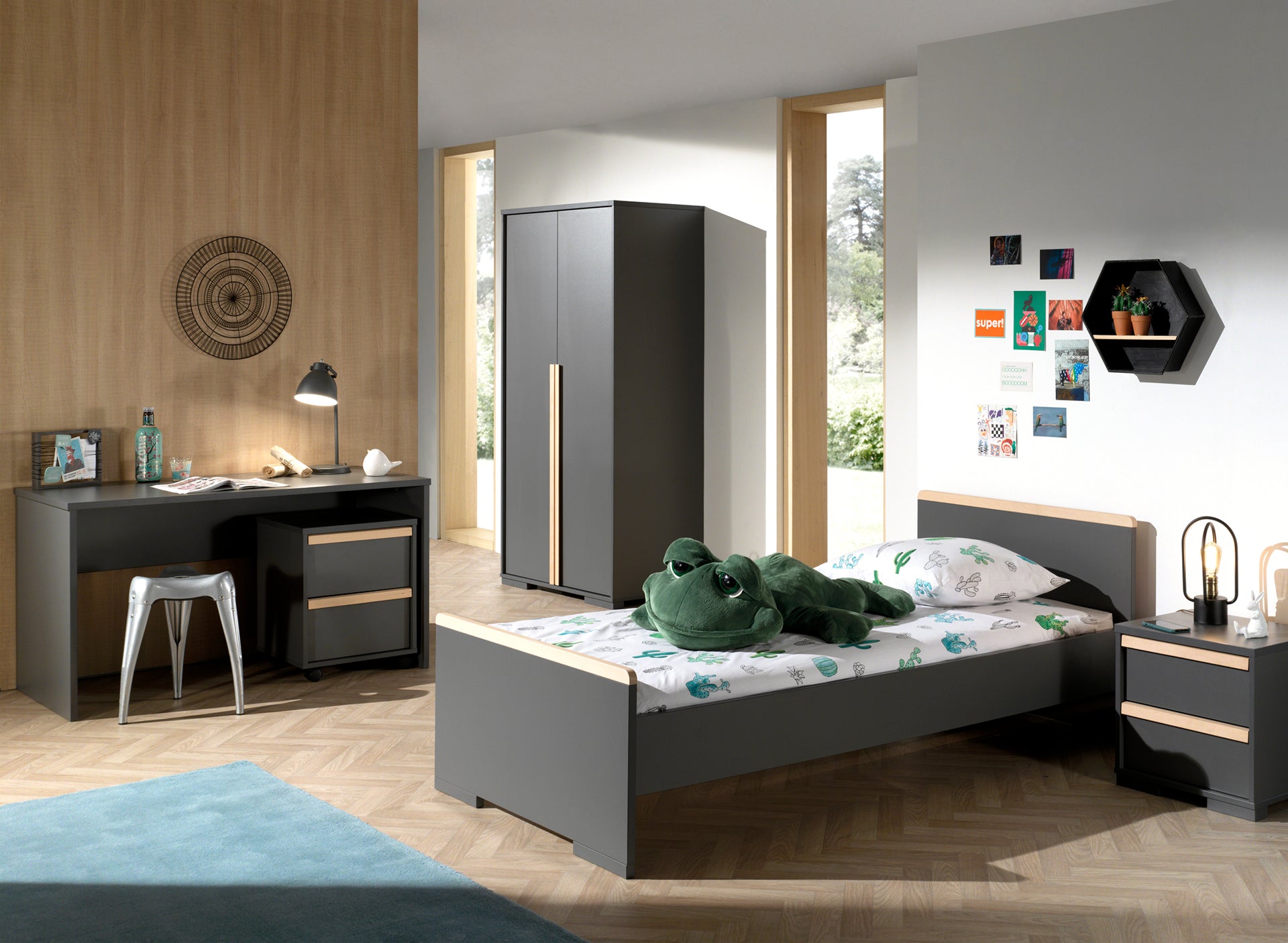 Deze LONDON combinatie in antraciet bestaat uit een bed (90x200) met nachtkastje, 2-deurs kleerkast en bureau met bijhorende rolcontainer.